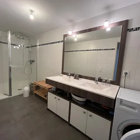 Appartement T3 à Avec Terrasse Et Parking Sécurisé - Fr-1-374-233 *